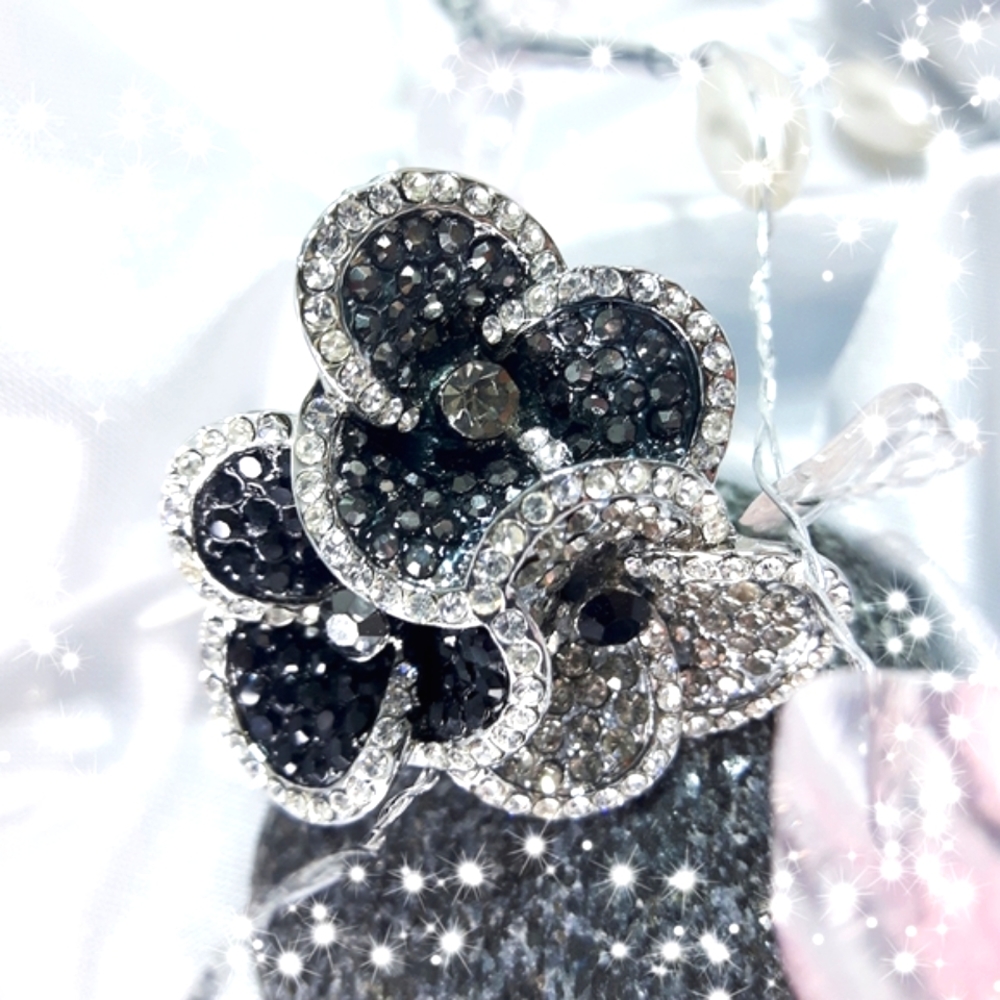🆕️ Floral BW Rhinestones🖤Fashion Silver Ring - Picture 3 of 6